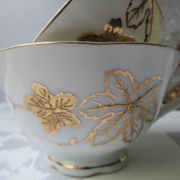 Fine Porcelain 2 Mugs "Golden Grape Leaf", Japan - Picture 2 of 11
